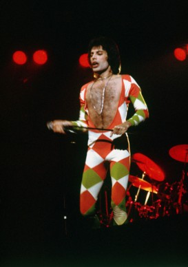 Freddie Mercury live nel giugno del 1977 (Photo by Hulton Archive/Getty Images)