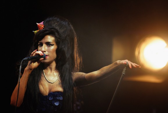 Amy Winehouse live al Glastonbury Festival, nel 2008 (Photo by Jim Dyson/Getty Images)