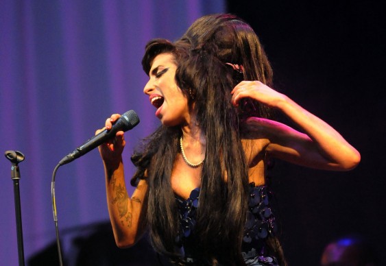 Amy Winehouse live al Glastonbury Festival, nel 2008 (Photo by Jim Dyson/Getty Images)