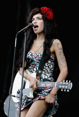 Amy Winehouse live al V Festival di Chelmsford, in Inghilterra, nel 2008 (Photo by Simone Joyner/Getty Images)
