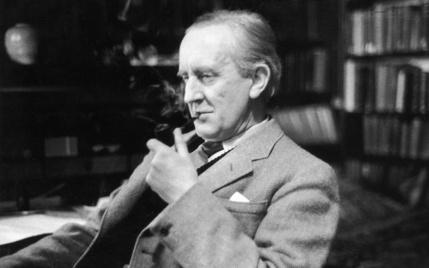 J.R.R. Tolkien ritratto nel suo studio al Merton College, Oxford, nel 1955 (Photo by Haywood Magee/Picture Post/Getty Images)