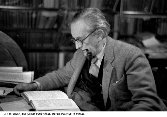 J.R.R. Tolkien ritratto nel suo studio al Merton College, Oxford, nel 1955  (Photo by Haywood Magee/Picture Post/Getty Images)