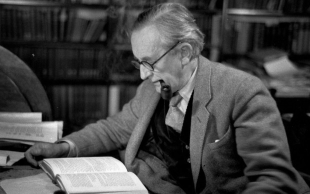 J.R.R. Tolkien ritratto nel suo studio al Merton College, Oxford, nel 1955 (Photo by Haywood Magee/Picture Post/Getty Images)