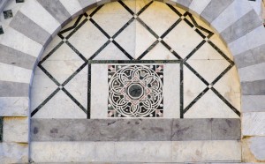 chiesa di san nicola a pisa, intarsio lunetta con serie di fibonacci