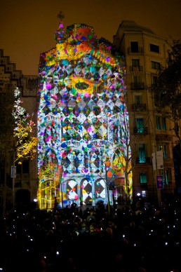 La facciata della Casa Batlló progettata da Antoni Gaudí protagonista di un evento di video mapping, 23 settembre 2015, Barcellona