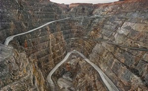 Edward Burtynsky, Miniera a cielo aperto di Super Pit n. 1, Kalgoorlie, Australia Occidentale, 2007 © Edward Burtynsky, courtesy Nicholas Metivier Gallery, Toronto / Howard Greenberg Gallery, Bryce Wolkowitz Gallery, New York
