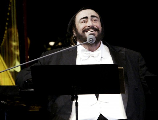 Luciano Pavarotti in concerto a Mosca durante il suo tour d'addio, nel dicembre del 2003 (Photo by Oleg Nikishin/Getty Images)