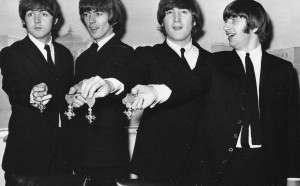 I Beatles mostrano l'onoreficenza con cui la Regina Elisabetta II li ha resi Membri dell'Ordine dell'Impero Britannico, nell'ottobre del 1965 (Photo by Keystone/Getty Images
