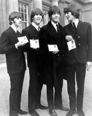 I Beatles mostrano l'onoreficenza con cui la Regina Elisabetta II li ha resi Membri dell'Ordine dell'Impero Britannico, nell'ottobre del 1965 (Photo by Keystone/Getty Images)