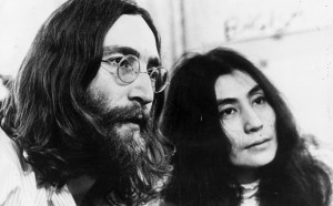 John Lennon e Yoko Ono nel 1969, mentre ascoltano attentamente una delle loro registrazioni (Photo by Keystone Features/Getty Images)