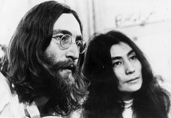 John Lennon e Yoko Ono nel 1969, mentre ascoltano attentamente una delle loro registrazioni (Photo by Keystone Features/Getty Images)