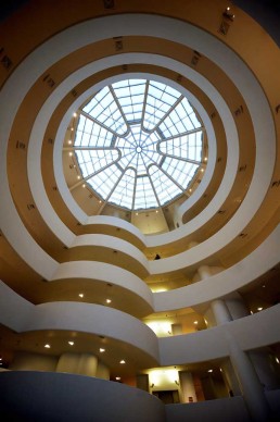 Vista della "spirale capovolta" del Guggenheim Museum di New York nel maggio del 2009, anno in cui l'istituzione museale festeggiava il cinquantenario del trasferimento nella sede di Fifth Avenue, progettata da Wright (Photo by STAN HONDA/AFP/Getty Images)