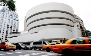 Vista esterna del Guggenheim Museum di New York nel maggio del 2009, anno in cui l'istituzione museale festeggiava il cinquantenario del trasferimento nella sede di Fifth Avenue, progettata da Wright (Photo by STAN HONDA/AFP/Getty Images)
