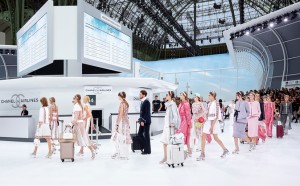 sfilata-chanel-airlines-collezione primavera estate paris fashion week grand palais