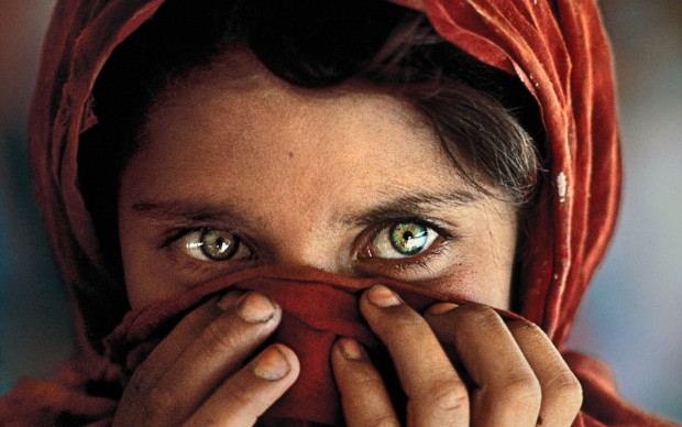 steve-mccurry-ragazza-afghana-Peshawar,-Pakistan,-1984_web-(b)