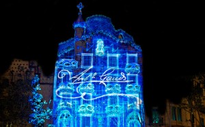 La facciata della Casa Batlò progettata da Antoni Gaudì protagonista di un evento di video mapping, 23 settembre 2015, Barcellona