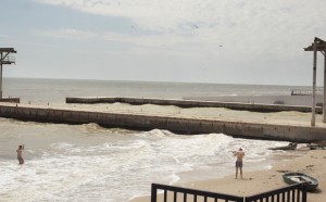 Jerome Sessini, Mariupol - Ucraina: membri del battaglione Azov si rilassano sulla spiaggia, 15 Luglio 2014