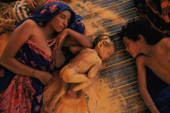 Joanna Pinneo, Mali, 1997. Coperta da un velo di sabbia proveniente dal letto asciutto di un lago, una famiglia fa un sonnellino in pieno pomeriggio.