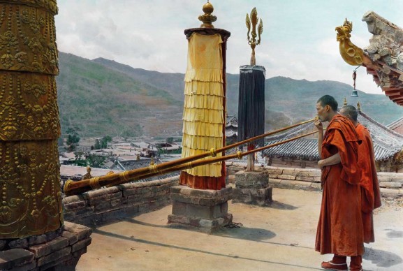 Joseph Rock Choni, Tibet. Prima del sesto giorno della sesta luna i monaci suonano corni lunghi oltre 4 metri per sollecitare i lama a prepararsi per il Chamngyon-wa, la Danza antica.