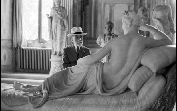 David Seymour, Bernard Berenson osserva la statua di Paolina Borghese di Antonio Canova alla Galleria Borghese di Roma. Roma, 1955 © David Seymour / Magnum Photos