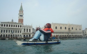 Dirk Schellekens e Bart Peleman, Inflatable Refugee, Venezia 2015
