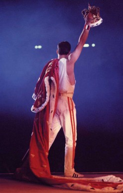 Freddie Mercury in una foto di Neal Preston