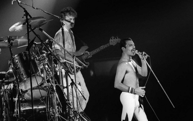 Freddie Mercury live con i Queen nel settembre del 1984 a Parigi (Photo credit should read Coutausse/AFP/Getty Images)