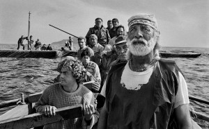 Sebastião Salgado, Gli equipaggi, condotti dal rais, si radunano all’alba per dare inizio alla mattanza. Trapani, 1991 © Sebastião Salgado / Amazonas Images