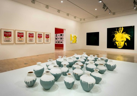 Veduta dell'allestimento della mostra Andy Warhol | Ai Weiwei, National Gallery of Victoria, 11 dicembre 2015 – 24 aprile 2016. Andy Warhol artwork © 2015 The Andy Warhol Foundation for the Visual Arts, Inc./ARS, New York. Administered by Viscopy, Sydney; Ai Weiwei artwork © Ai Weiwei. Photo: John Gollings