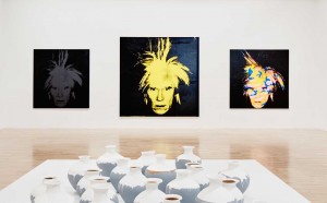 Veduta dell'allestimento della mostra Andy Warhol | Ai Weiwei, National Gallery of Victoria, 11 dicembre 2015 – 24 aprile 2016. Andy Warhol artwork © 2015 The Andy Warhol Foundation for the Visual Arts, Inc./ARS, New York. Administered by Viscopy, Sydney; Ai Weiwei artwork © Ai Weiwei. Photo: Brooke Holm
