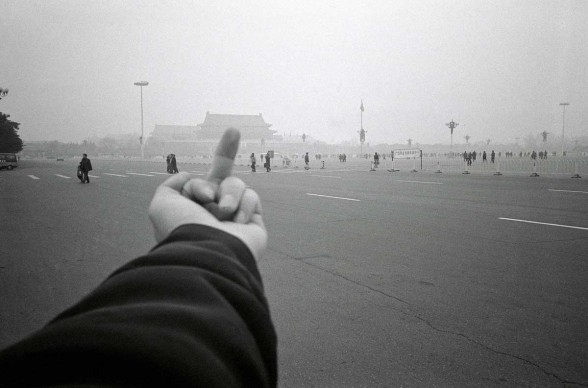 Ai Weiwei, Tiananmen Square, Pechino, China, 1995, dalla serie Study of Perspective series 1995–2011, Ai Weiwei Studio © Ai Weiwei