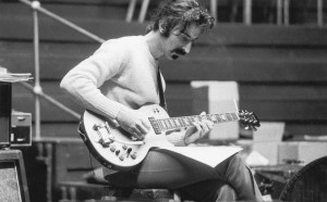 Frank Zappa durante una sessione di prove per un concerto alla Royal Albert Hall, nel giugno del 1969 (Photo by Ron Case/Keystone/Getty Images)