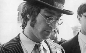 John Lennon in una sessione di autografi a Plymouth, nel settembre del 1967, durante le riprese de 'The Magical Mystery Tour' (Photo by Jim Gray/Keystone/Getty Images)