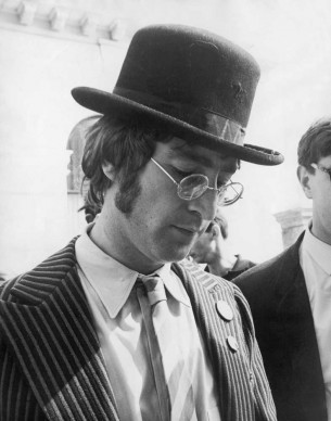 John Lennon in una sessione di autografi a Plymouth, nel settembre del 1967, durante le riprese de 'The Magical Mystery Tour' (Photo by Jim Gray/Keystone/Getty Images)