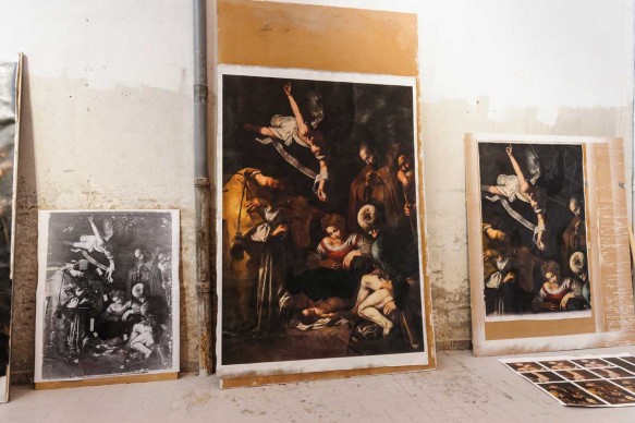 Una fase dei lavori condotti per realizzare la riproduzione fedele de La Natività con i Santi Lorenzo e Francesco d'Assisi, di Caravaggio.