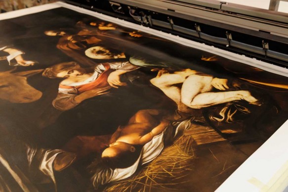 Una fase dei lavori condotti per realizzare la riproduzione fedele de La Natività con i Santi Lorenzo e Francesco d'Assisi, di Caravaggio.
