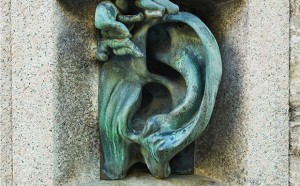 L’orecchio, Scultura di Adolfo Wildt, Palazzo Sola Busca progettato da Aldo Andreani, MIlano, 1926. Foto di Maurizio Montagna