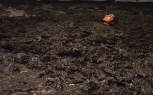 Nadie-atraviesa-la-región-sin-ensuciarse.-2015-Regina-José-Galindo