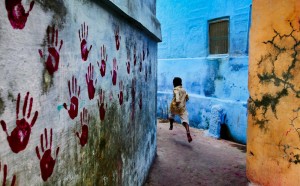 Steve McCurry, Ragazzo a mezz'aria a Jodphur, Rajasthan, 1996