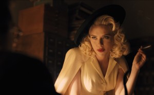 Scarlett Johansson interpreta il ruolo di DeeAnna Moran in Ave, Cesare!, film del 2016 sceneggiato e diretto dai fratelli Joel ed Ethan Coen. Credit: Universal Pictures