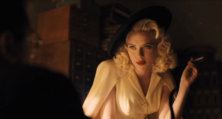 Scarlett Johansson interpreta il ruolo di DeeAnna Moran in Ave, Cesare!, film del 2016 sceneggiato e diretto dai fratelli Joel ed Ethan Coen. Credit: Universal Pictures
