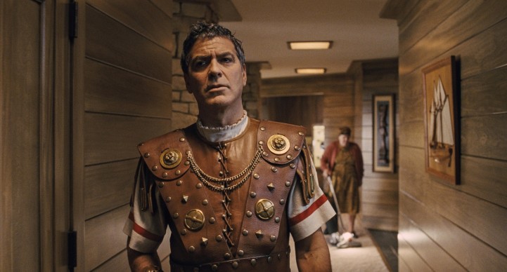 George Clooney interpreta il ruolo della star Baird Whitlock in Ave, Cesare!, film del 2016 sceneggiato e diretto dai fratelli Joel ed Ethan Coen. Credit: Universal Pictures