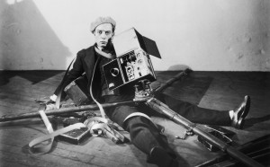 Buster Keaton in un'immagine promozionale del film 'Il Cameraman', regia di Edward Sedgwick, 1928 (Photo by Hulton Archive/Getty Images)