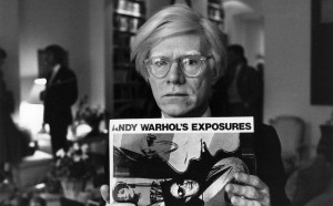 Andy Warhol mostra uno dei suoi lavori a stampa (Photo by John Minihan/Getty Images)