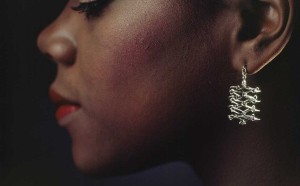 JAMES L. AMOS Località non indicata 1981 Una giovane donna posa con indosso orecchini di platino.