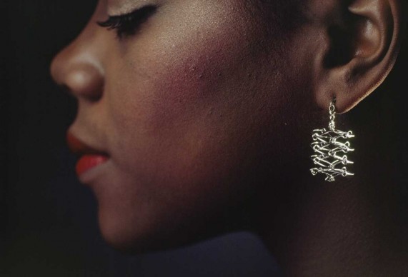 JAMES L. AMOS, 1981. Una giovane donna posa con indosso orecchini di platino.