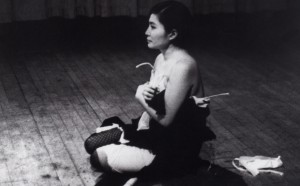 Yoko Ono, Cut Piece, 1964 - Performance di Yoko Ono alla Carnegie Recital Hall di New York nel marzo 1965, Courtesy Lenono Photo Archive, New York