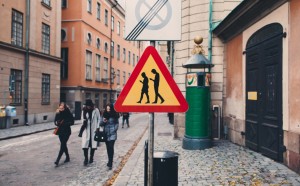 cartello stradale attenzione pericolo smartphone mentre si cammina