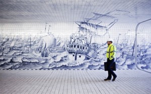 Benthem Crouwel Architects e Irma Bloom Cuyperspassage Amsterdam decorazione piastrelle blu Delft