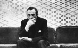 Luchino Visconti in una pausa durante la produzione di Der Rosenkavalier di Richard Strauss, alla Covent Garden Opera House di Londra a metà degli anni Cinquanta (Photo by Stephan C. Archetti/Keystone Features/Getty Images)